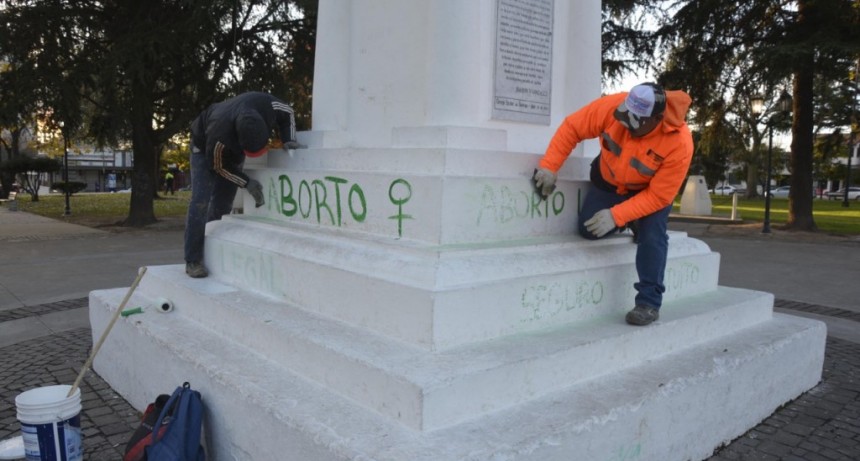 Los hechos vand&aacute;licos en las plazas cuestan miles de pesos a los vecinos