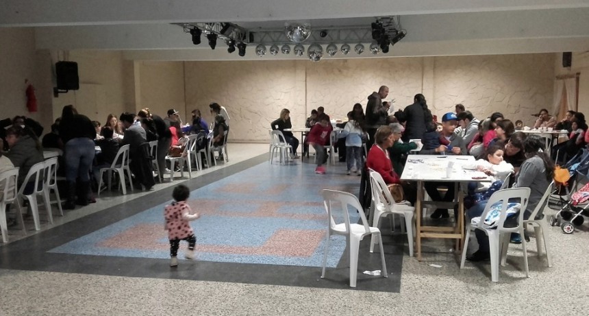 Integrantes del Taller de Teatro de Adolfo Brutti, realizaron una loter&iacute;a familiar a beneficio