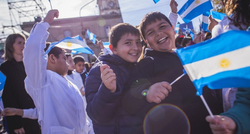 M&aacute;s de 2.000 alumnos prometen lealtad a la bandera nacional 