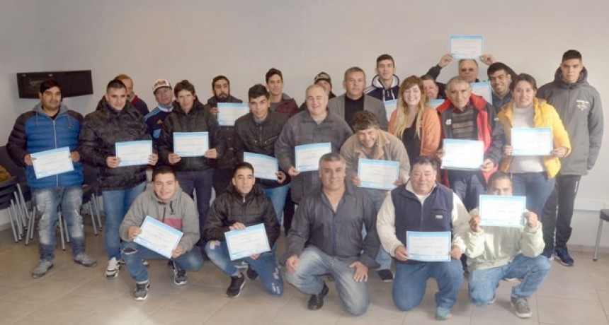 Beneficiarios del programa “Hacemos futuro” finalizaron los cursos de plomería y electricidad