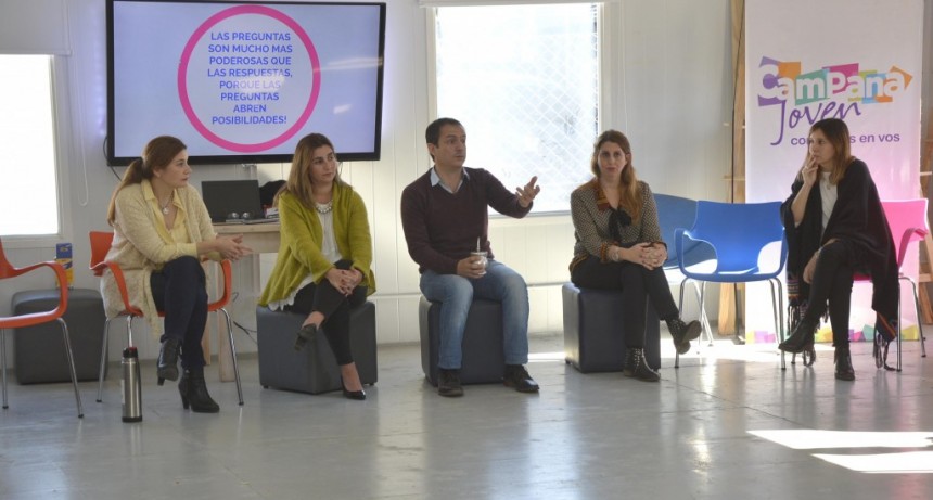 Abella, en un distendido mano a mano con j&oacute;venes estudiantes