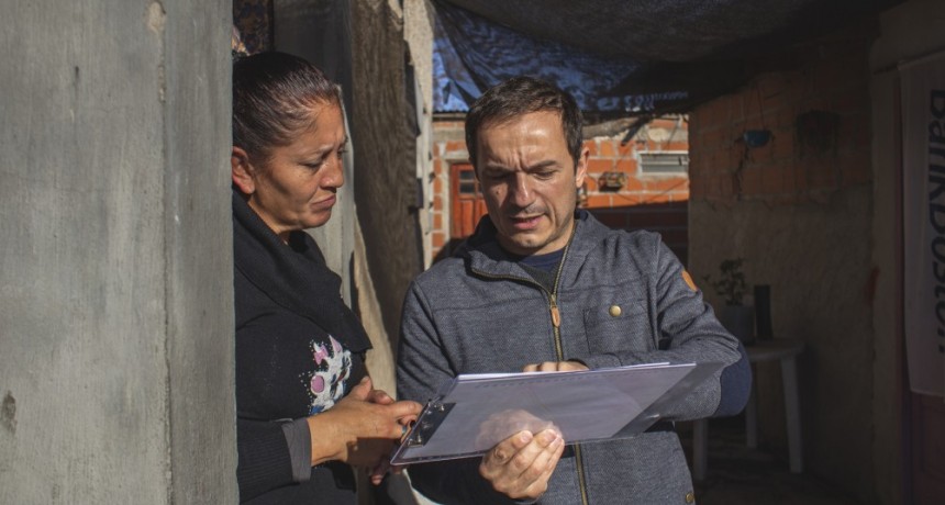 Timbreo en La Josefa: Abella les anunci&oacute; a los vecinos importantes obras de asfalto