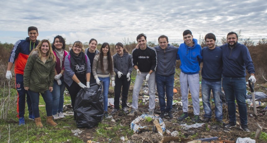 Participantes de &ldquo;Soy joven, soy voluntario&rdquo; limpiaron un micro basural en La Josefa