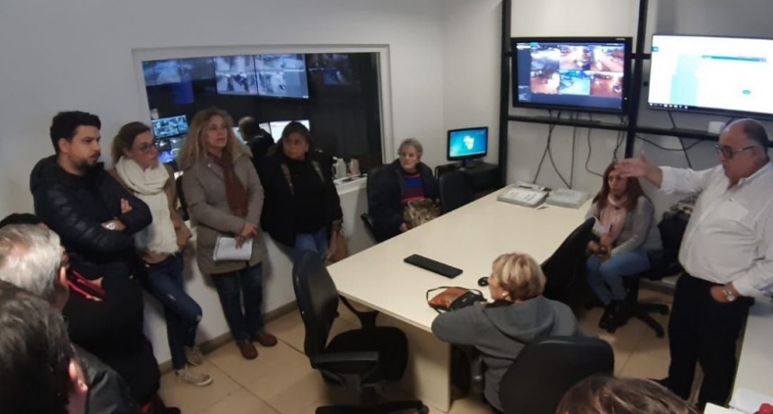Informan a vecinos sobre la instalaci&oacute;n de nuevas c&aacute;maras de seguridad 