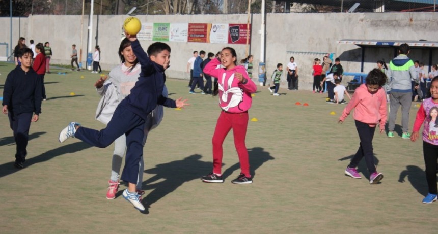 M&aacute;s de 250 estudiantes participaron de un intercolegial de handball