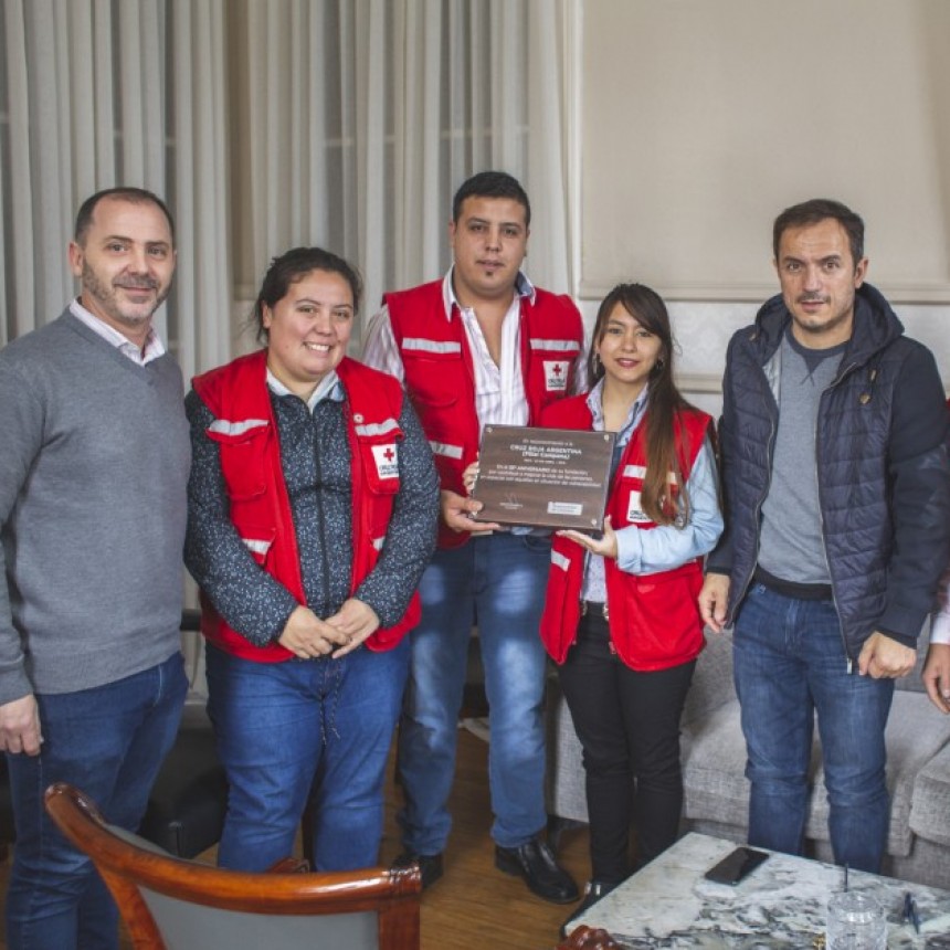 Abella distingui&oacute; la labor de la Cruz Roja Filial Campana 