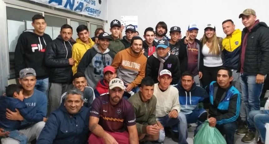 LA AGRUPACION JORGE VARELA DON&Oacute; VALIOSO MATERIAL DEPORTIVO A CLUBES Y ESCUELAS DE F&Uacute;TBOL DE LA CIUDAD
