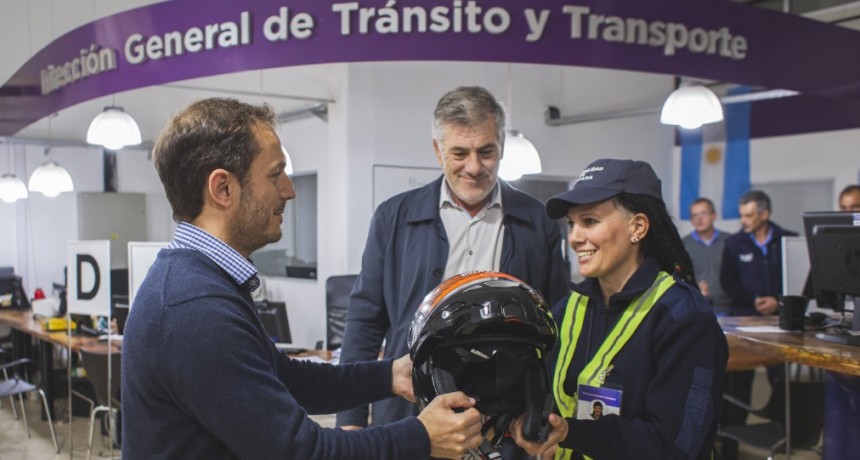 Inspectores de tr&aacute;nsito, que circulan en moto, recibieron nuevos cascos 