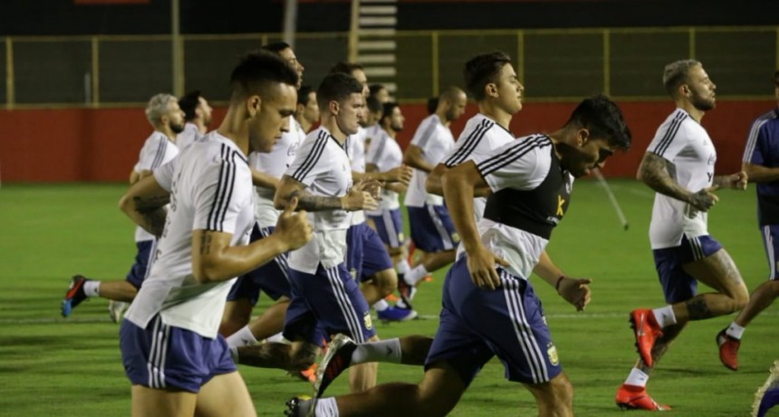 Scaloni ratific&oacute; en la &uacute;ltima pr&aacute;ctica de f&uacute;tbol el equipo titular que trabaj&oacute; en toda la semana