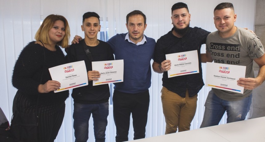 Abella felicit&oacute; a j&oacute;venes peluqueros que realizaron una jornada solidaria