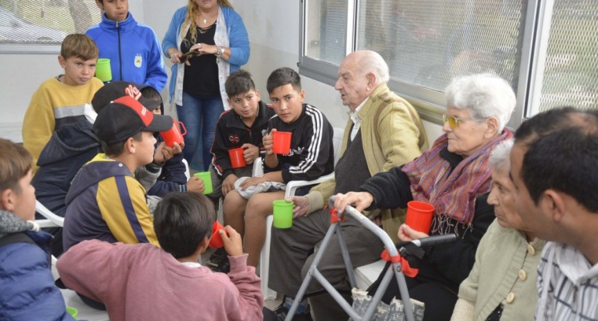 Ni&ntilde;os y abuelos, juntos en dos jornadas recreativas 