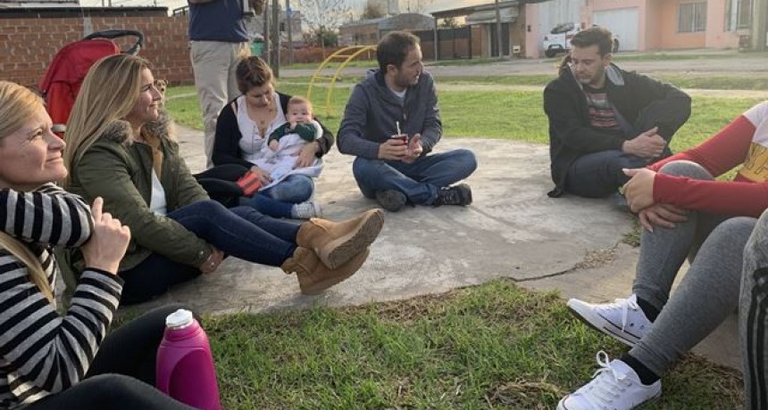 En un distendido encuentro, Abella convers&oacute; con vecinos de Las Campanas 