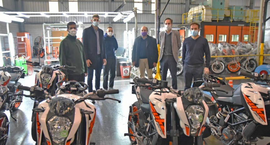   Abella acompañó el reinicio de la operación de la planta de KTM