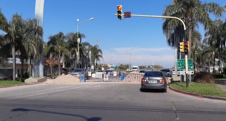 Prohíben girar a la izquierda en el semáforo del Arco