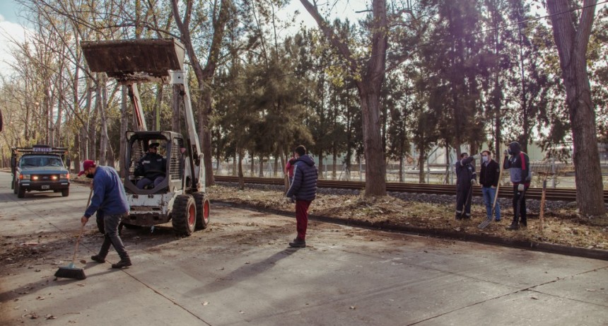 Continúan los trabajos de limpieza integral sobre la calle Yrigoyen