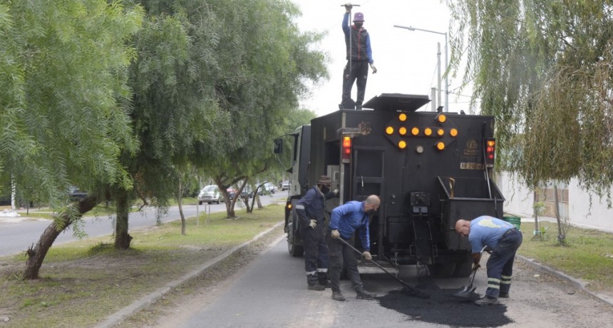 El plan de bacheo con asfalto caliente avanza por el barrio Siderca