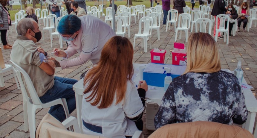   Cientos de vecinos se vacunaron contra la Gripe y la Neumonía en la Plaza Eduardo Costa