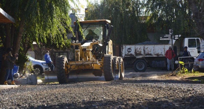 El Municipio coloca escoria en calles del barrio Otamendi para mejorar la transitabilidad