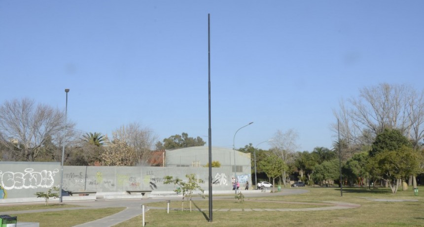   Ejecutan importantes trabajos de iluminación en la nueva Costanera y la Plaza de las Carretas