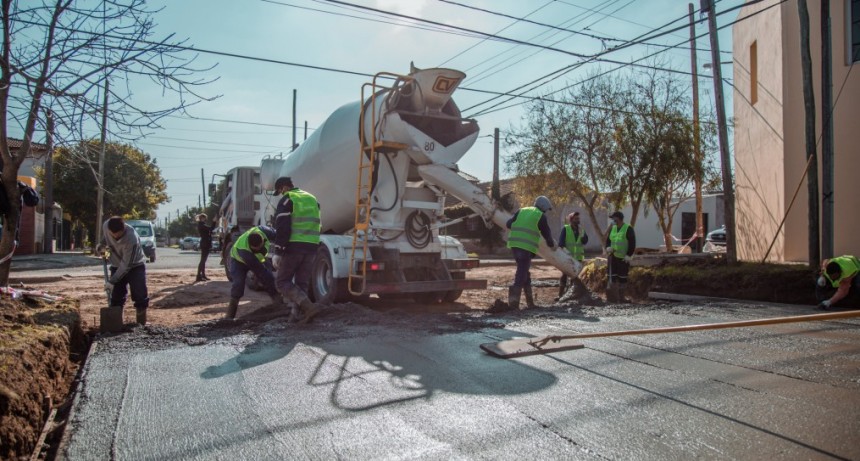 Realizan una importante obra de bacheo en Santa Florentina