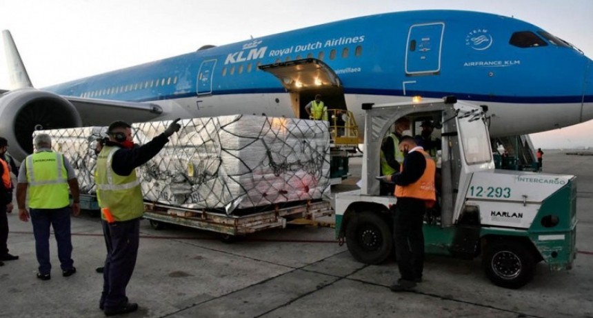 Argentina llega hoy a los 25 millones de vacunas: arriban esta tarde otras 1.181.500 dosis de AstraZeneca