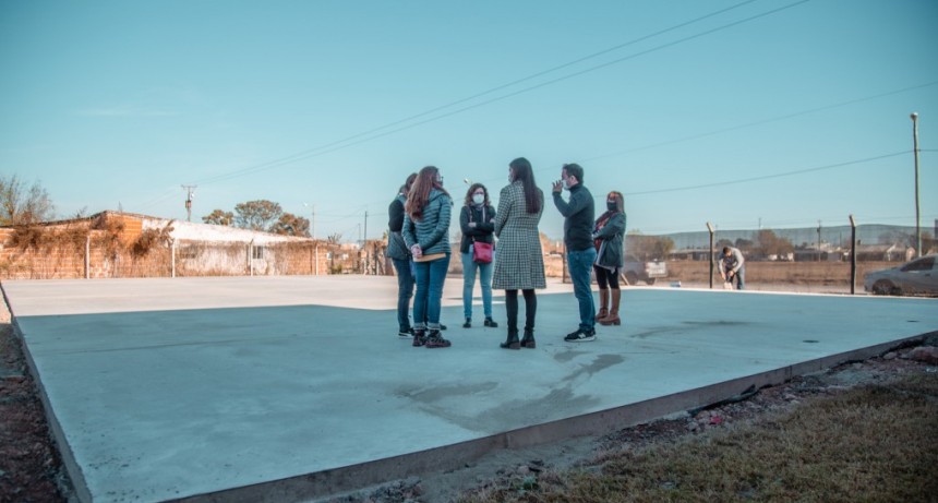 Se construye un playón polideportivo en la Escuela Nº 10 de San Cayetano 