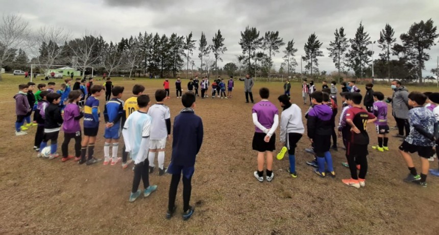 EL SELECCIONADO DE FUTBOL CIUDAD DE CAMPANA EN EL CAMINO AL MUNDIALITO DE CARMEN DE ARECO