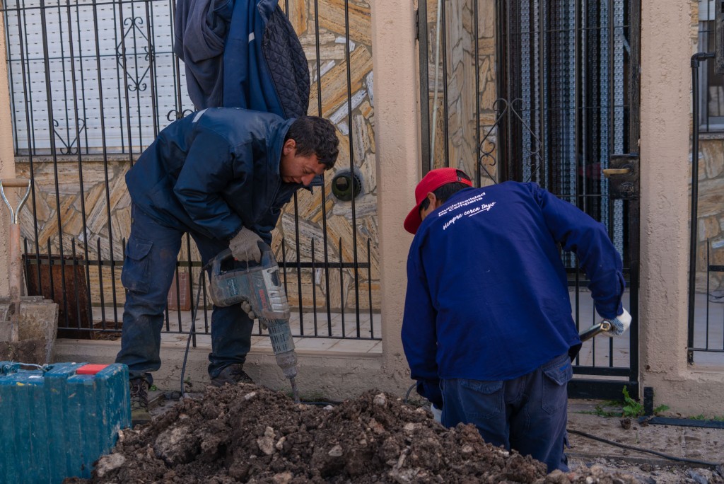 El Municipio comenzó las obras de conexión domiciliaria a la nueva red de cloacas en La Esperanza