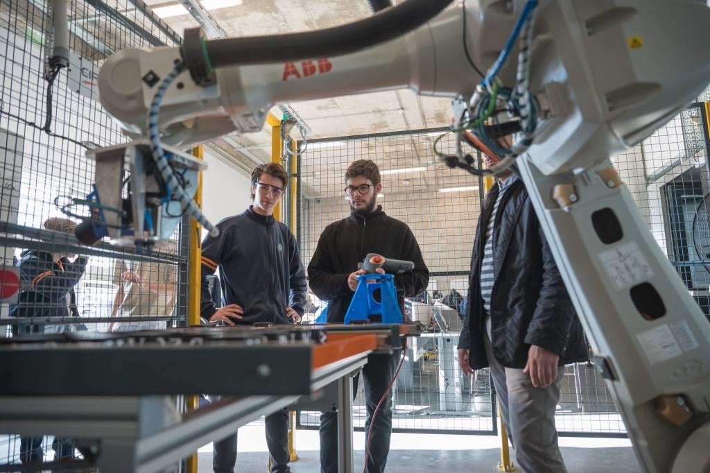 Estudiantes técnicos italianos compartieron un entrenamiento intensivo de robótica en la ETRR