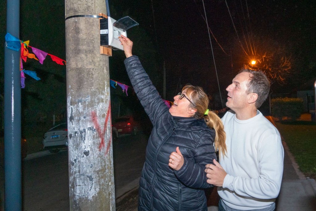 Junto a vecinos, Abella inauguró la transformación de la calle Viale