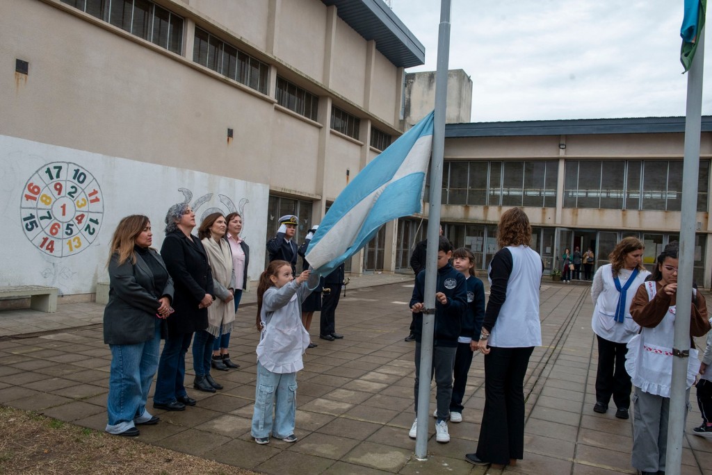 Alumnos de la Escuela Primaria N° 13 prometieron lealtad a la Bandera Nacional