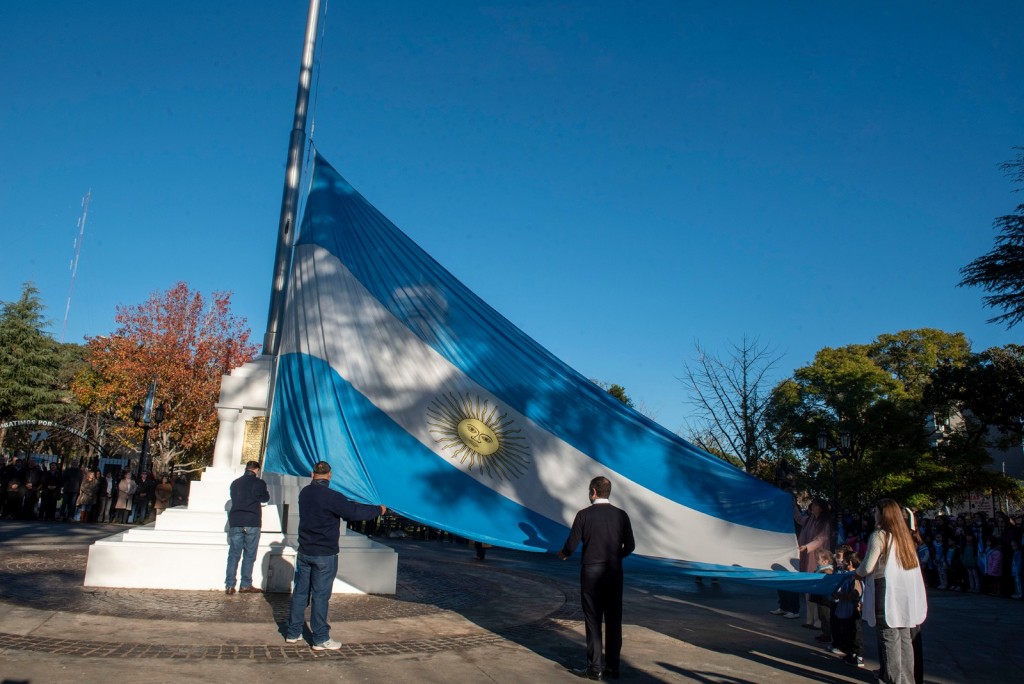 En el Día de la Bandera, se reinauguró el histórico mástil de la plaza Eduardo Costa