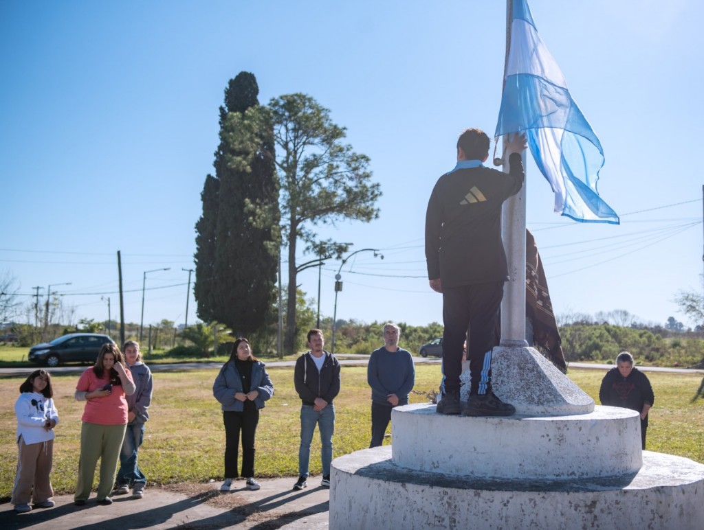 Unión por la Patria donó la nueva bandera para el mástil de Las Praderas