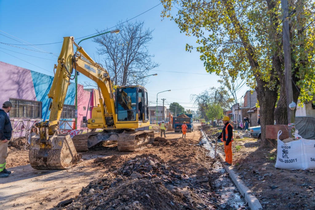 Abella supervisó el avance de los trabajos de cordón cuneta y asfaltado en San Felipe