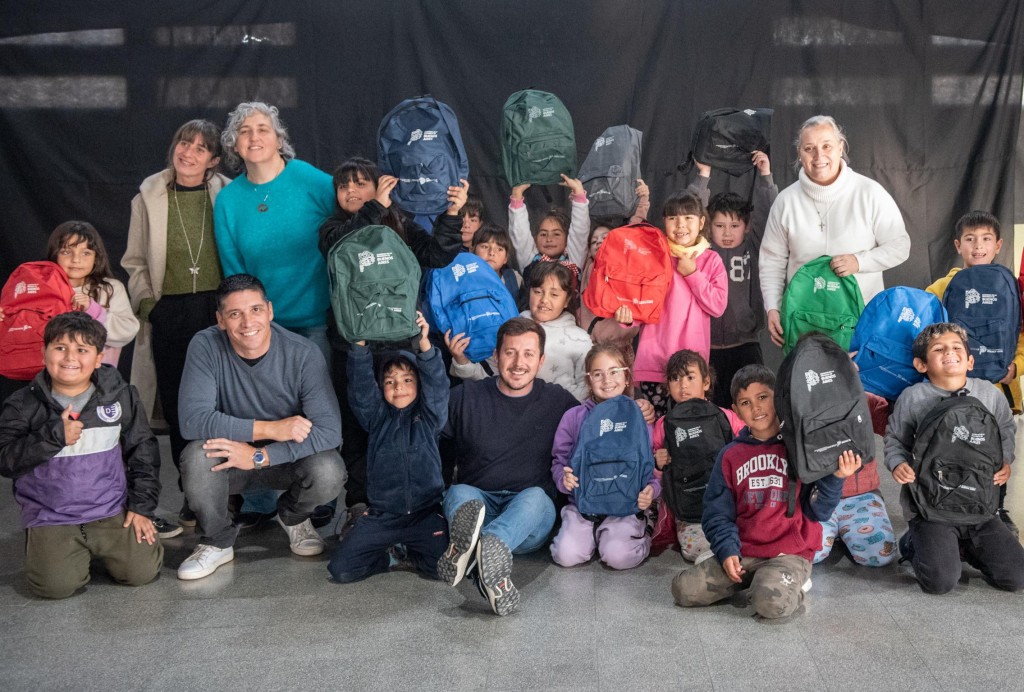 Kicillof envió mochilas y kits escolares para alumnos de San Felipe