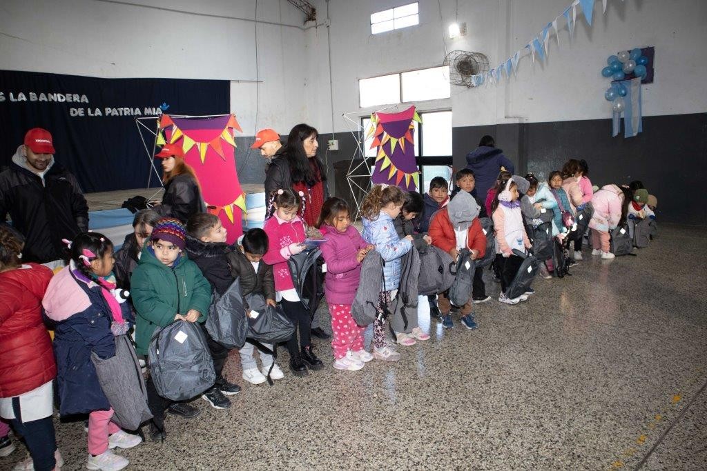 Alumnos de las escuelas primarias de la ciudad recibieron mochilas y útiles escolares