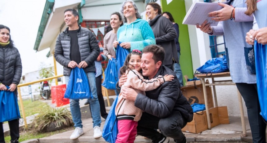 San Cayetano reinició las clases y Provincia entregó mochilas con kits escolares