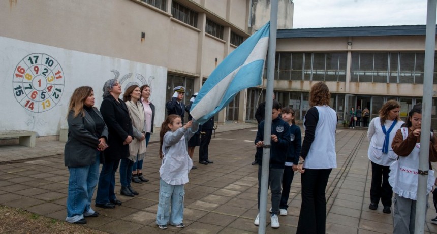 Alumnos de la Escuela Primaria N° 13 prometieron lealtad a la Bandera Nacional