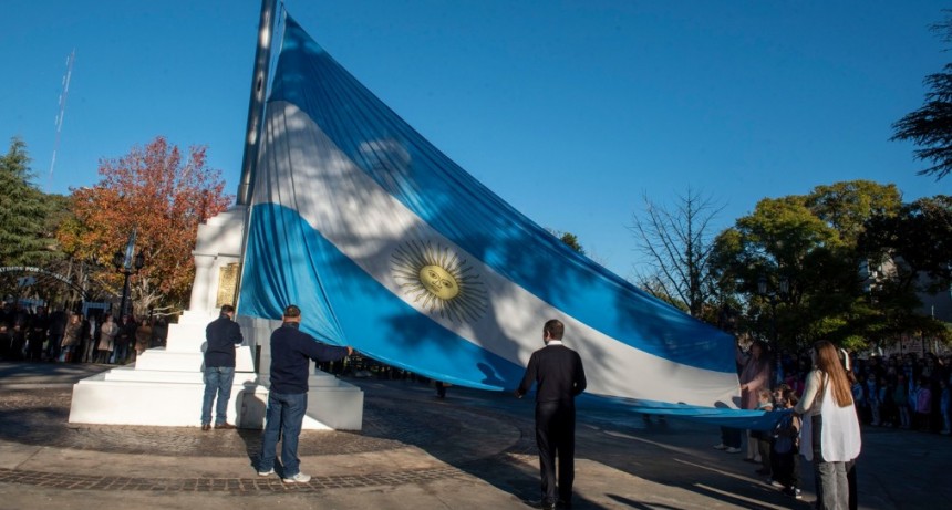 En el Día de la Bandera, se reinauguró el histórico mástil de la plaza Eduardo Costa