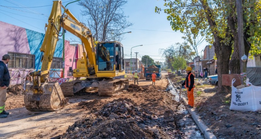 Abella supervisó el avance de los trabajos de cordón cuneta y asfaltado en San Felipe