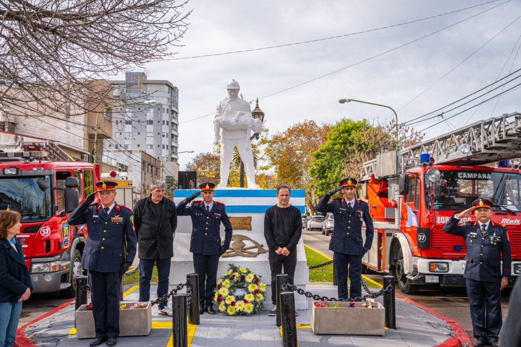En el D&iacute;a del Bombero Voluntario se presentaron los dos nuevos m&oacute;viles del Cuartel 37 de Campana