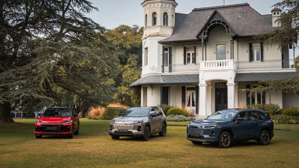 Toyota ampl&iacute;a su line-up de electrificados en Argentina bajo su visi&oacute;n Beyond Zero: nueva RAV4 h&iacute;brida enchufable y su primer veh&iacute;culo 100% el&eacute;ctrico, el nuevo bZ4X