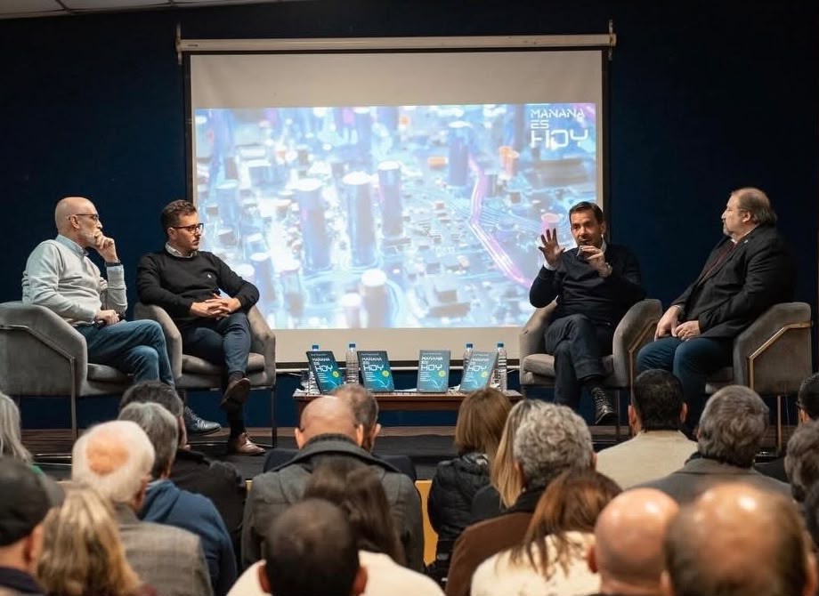 Acompa&ntilde;ado por Alejo Sarna, Ariel Sujarchuk present&oacute; su libro sobre ciudadan&iacute;a digital e inteligencia artificial en Campana