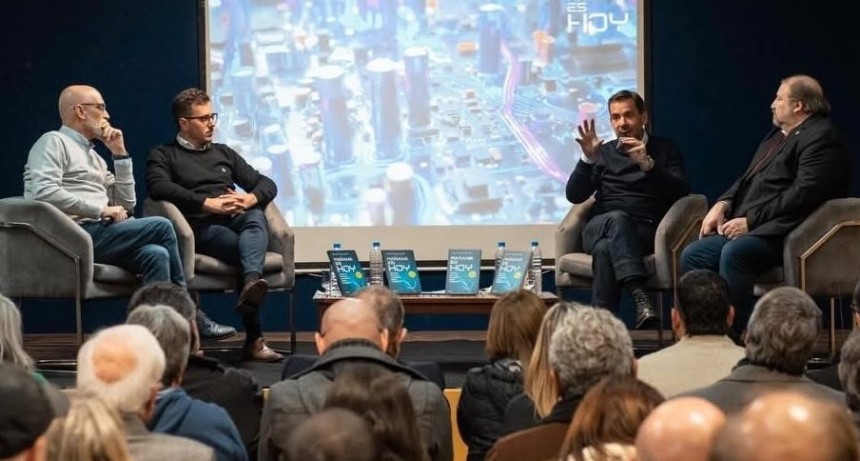 Acompa&ntilde;ado por Alejo Sarna, Ariel Sujarchuk present&oacute; su libro sobre ciudadan&iacute;a digital e inteligencia artificial en Campana