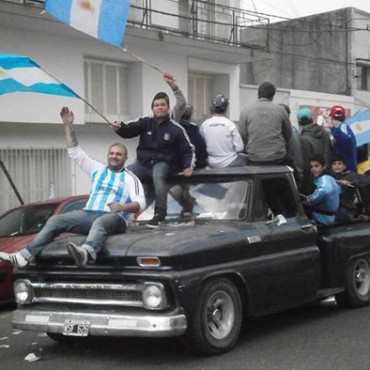 EN CAMPANA SE VOLVI?&rsquo; A FESTEJAR LA VICTORIA DE ARGENTINA