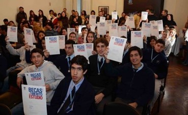 TENARIS ENTREGA LAS BECAS AL M�RITO 2014 PARA CAMPANA Y ZARATE