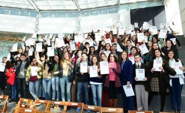 TENARIS ENTREG?&rsquo; LAS BECAS AL M�RITO 2014