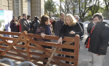 La Secretaria de Naci&oacute;n, Ing. Carla Campos Bilbao, y la Intendente Giroldi encabezaron el acto de entrega de insumos y materiales del Programa Agricultura Periurbana