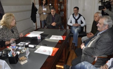 La Intendente Giroldi encabez&oacute; la firma del Convenio por las Plantas de Potabilizaci&oacute;n de Agua de R&iacute;o en Escuelas del Sector Islas