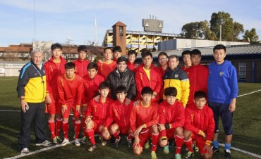 Diego Maradona volvi&oacute; a La Boca para visitar un contingente de juveniles chinos del Campus Xeneize 